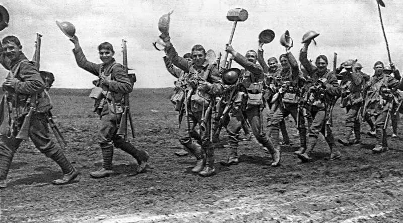 11 Вустерский полк линейной пехоты идет в бой 1914 г Library of Congress - фото 42