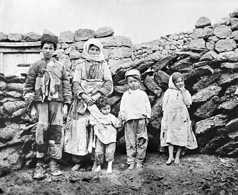 28 Спасшаяся от геноцида армянская семья 19151919 гг Everett Historical - фото 59