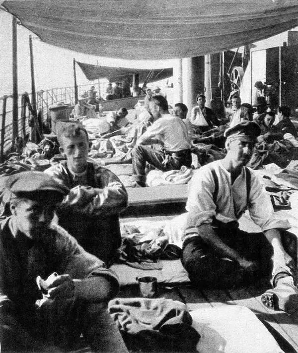 37 Легкораненые на палубе госпитального судна 1916 г Wellcome Images CC - фото 68