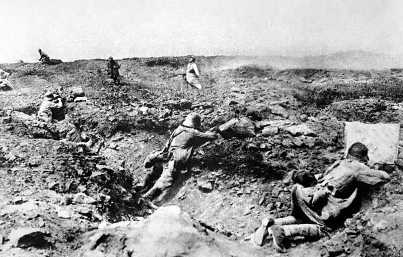 40 Французы неся большие потери атакуют немецкие позиции Шампань 1917 г - фото 71