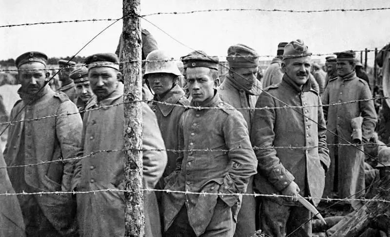 46 Немцы во французском лагере для военнопленных 1918 г Everett Historical - фото 77