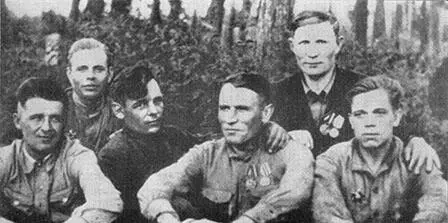 Группа командиров из бригады Алексея слева направо В А Блохин Я И - фото 64