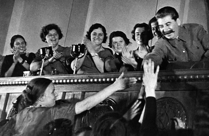 ИВ Сталин пожимает руки членам делегации женщин инженернотехнических - фото 68