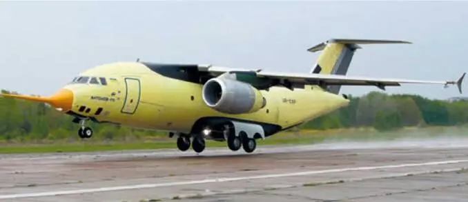Над полосой аэродрома КиевАнтонов в Гостомеле Ан178 001 за мгновения до - фото 46