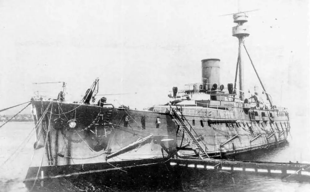 Крейсер Ицукусима во время достройки в 1892 г вверху и в середине 1890х - фото 28