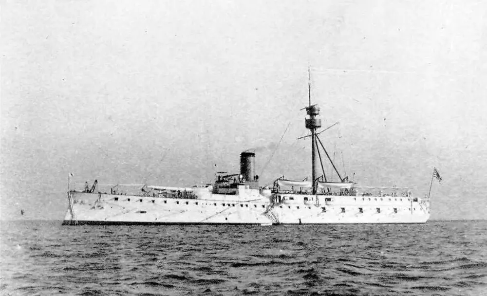 На фото слева крейсер Ицукусима в конце 1890х гг Крейсер Ицукусима в - фото 31