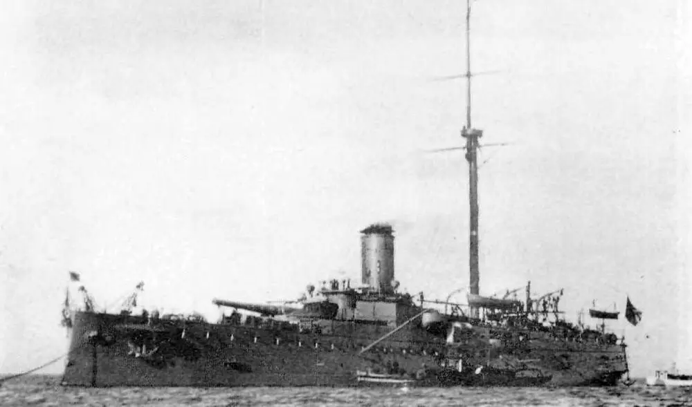 Крейсер Ицукусима в 1898 г в Кобе вверху и после модернизации в конце - фото 33
