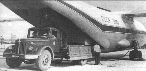 Загрузка Ан12БК с борта автомобиля Дорога в небо 16121957 г в присутствии - фото 12