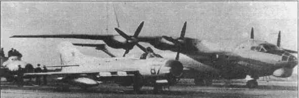 Заправка истребителей МиГ19 с топливозаправщика Ан12БКТ Y8A китайский - фото 19