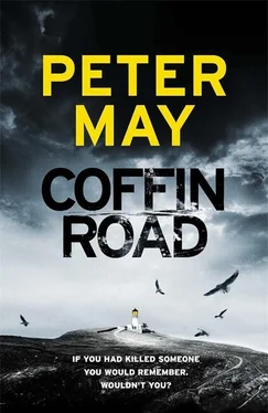 Peter May Coffin Road обложка книги