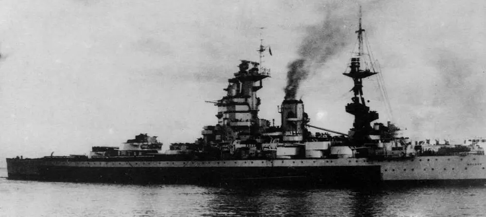 Нельсон на буксире ведут к выходу из базы в центре Родней в 1945 г - фото 71