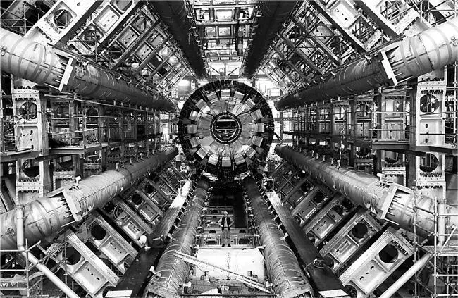 Детектор ATLAS На нем был поставлен один из двух экспериментов БАК - фото 15