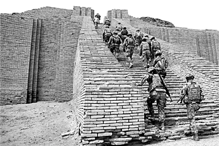 Американские военные взбираются на восстановленный при Саддаме Хусейне зиккурат - фото 9