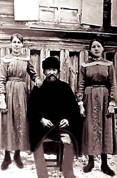Степан Иванович Лемешев с дочерьми Анисьей и Пелагеей 1900 г Особенно - фото 6