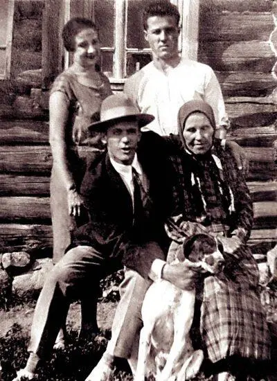 С Я Лемешев с семьей около дома в Князеве построенного в 1924 г для матери - фото 14