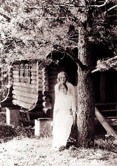 Галина Николаевна Квашнина с подругой у Гадального домика Построен в 1908 г - фото 23