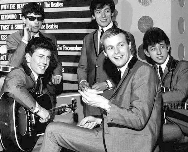 Hollies Дальше группа Hollies А вот про группу Hollies сказать в общемто и - фото 206