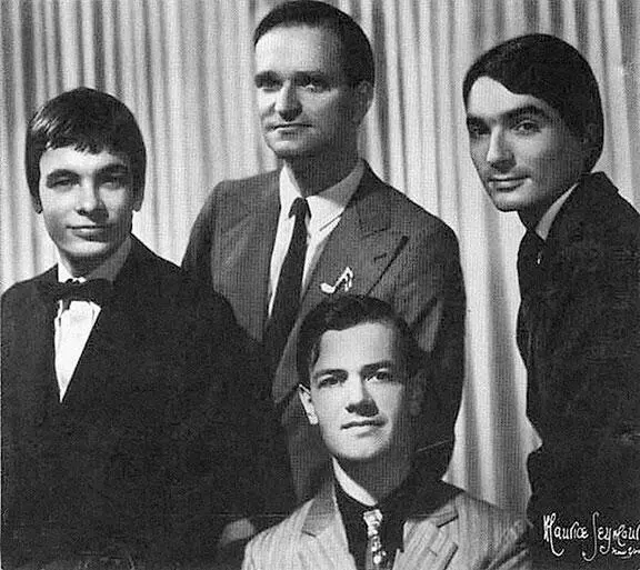Kraftwerk И конечно это неправда что золотой век когдалибо кончался или - фото 249