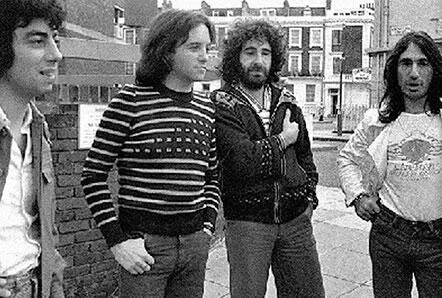 10cc Род Стюарт одним из первых ввел в музыку типичной семидесятнический образ - фото 279