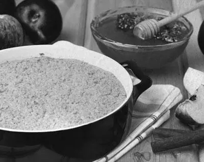 Оладьи с яблоками Продукты 400 г муки 50 г свежих дрожжей 2 ст ложки - фото 525
