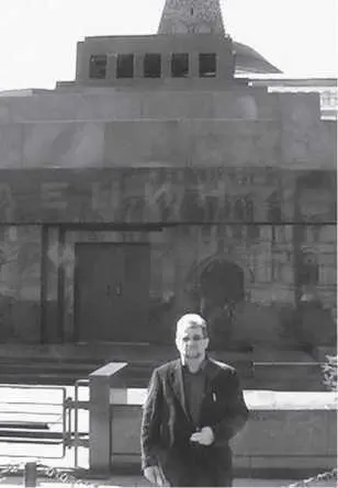 Мавзолей Ленина также является местом поклонения и веры 9 очень медленно - фото 32