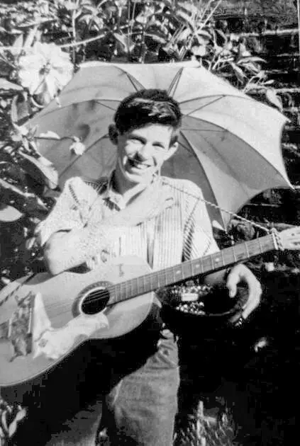 Я в 1959м в пятнадцать лет с моей первой гитарой купленной Дорис Gravesend - фото 2