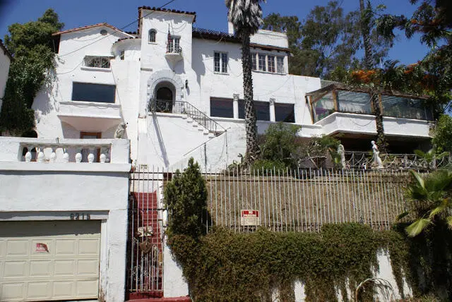 Вывеска у парадного входа в эту резиденцию называет дом Замок Холли Монт - фото 150