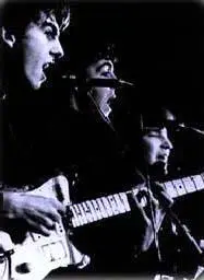 Джордж Пол Джон поют в гамбургском клубе Астрид Кирхгерр и Стюарт Сатклифф - фото 275