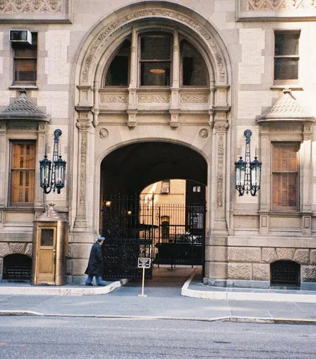 Вход в здание Дакота Лестница в лобби Дверь грузо - фото 266