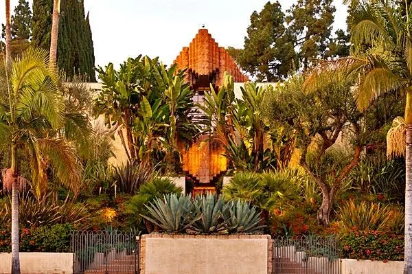 Роскошный дом Джорджа Ходела в стиле храма майя как он выглядит сегодня - фото 190