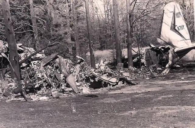 Фото с места крушения самолёта DC3 на котором погиб Рики Нельсон Может ли так - фото 88