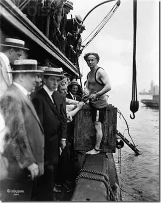 Гарри Гудини трюк с погружением в воду в ящике В царской России у фокусника - фото 244