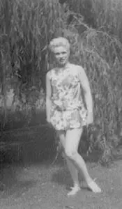 Тамар Ходел в 15 лет Тамар и её братья и сёстры выросли в доме её отца в - фото 192