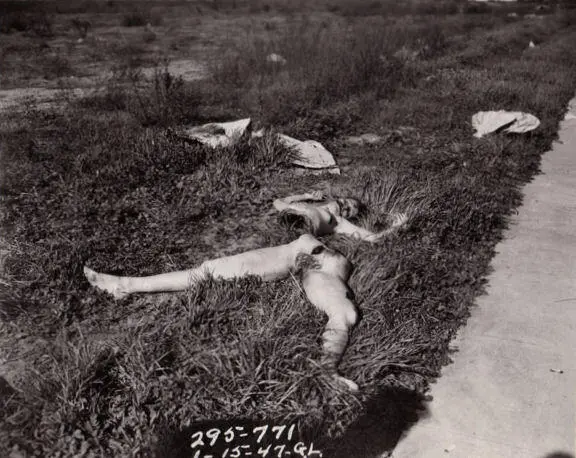 Изуродованное тело Элизабет Шорт Снимок пoлицейского фотографа 15 января - фото 193