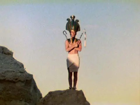 Дональд Кэммелл в роли Осириса в фильме Восход Люцифера Возвращаясь теперь - фото 81