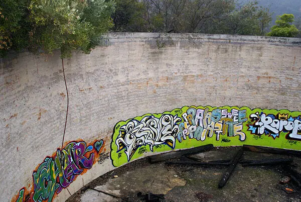 Вид на ныне красочное водохранилище Достигнув дна каньона можно обнаружить - фото 106