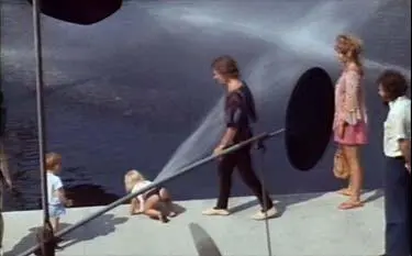 Вито Зау Карл и неуместно одетый Годо в фильме Мондо Голливуд Кстати - фото 60