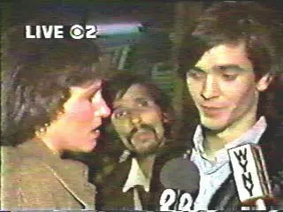 Свидетель преступления Шон Страб справа даёт интервью с места событий Жанне - фото 272