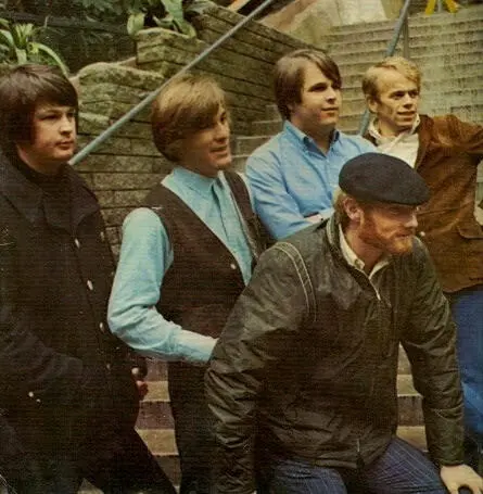 Бич Бойз К закату начала 1970х Брайан стал ошиваться в доме Дэнни Хаттона - фото 238