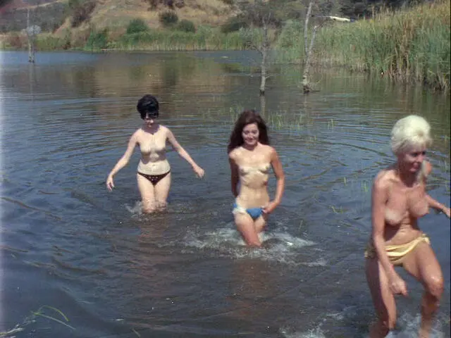 Совершенно бесплатный скриншот с полуголыми женщинами из фильма Пожиратели - фото 75