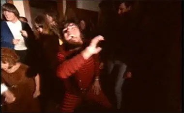 Карл танцует для Касс Эллиот и других шишек в фильме Мондо Голливуд Как - фото 52