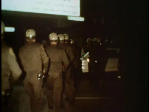 Сцены бунта скриншоты фильма Модник Мондо Те джемсейшн как в Малибу так - фото 159