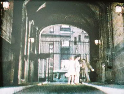 Вход в здание Дакота в 196768г как он выглядел во время съёмок в фильме - фото 274