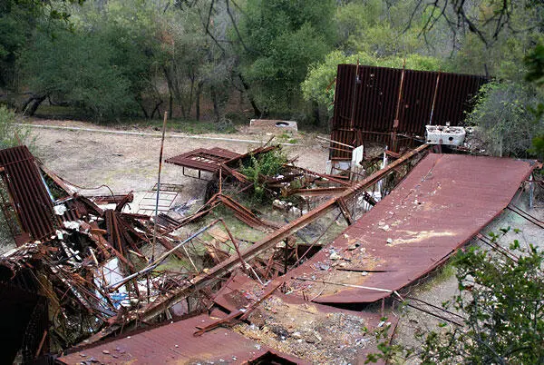 Ржавые и изогнутые остатки жилого строения Чтобы подвести итог похоже что - фото 110