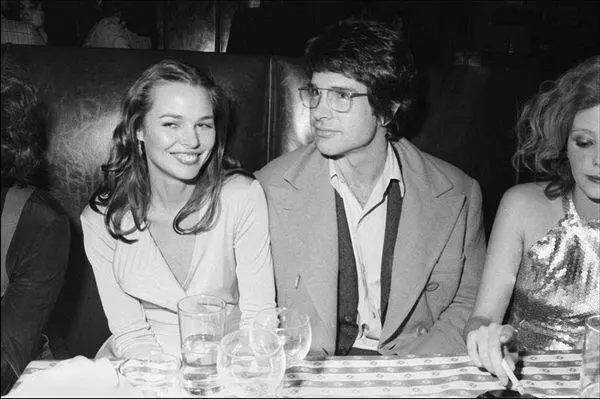 Мишель Филлипс Уоррен Битти и Женевьев Уэйт на премьере мюзикла Человек на - фото 211