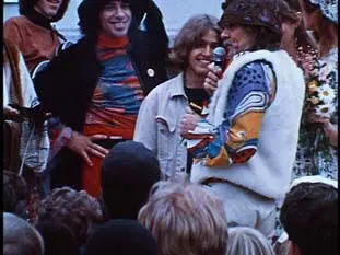 Вито проводит церемонию свадьбы хиппи в ХейтЭшбери в фильме Революция - фото 64