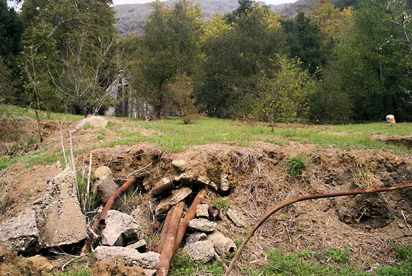 Бывший фруктовый и ореховый сад с остатками сложной системы орошения В конце - фото 111