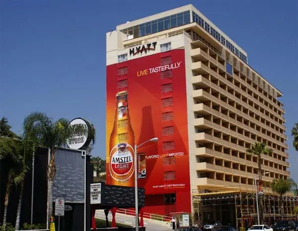 Здание Хайат Хаус оно же Райот Хаус возвышается над Комедийным - фото 140