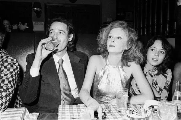 Джон Филлипс Женевьев Уэйт и Маккензи Филлипс на премьере мюзикла Человек на - фото 212