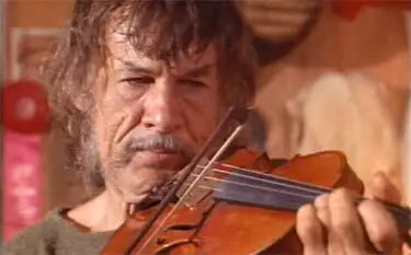 Вито в роли неумелого музыканта в фильме Мондо Голливуд Другие фотографии - фото 66